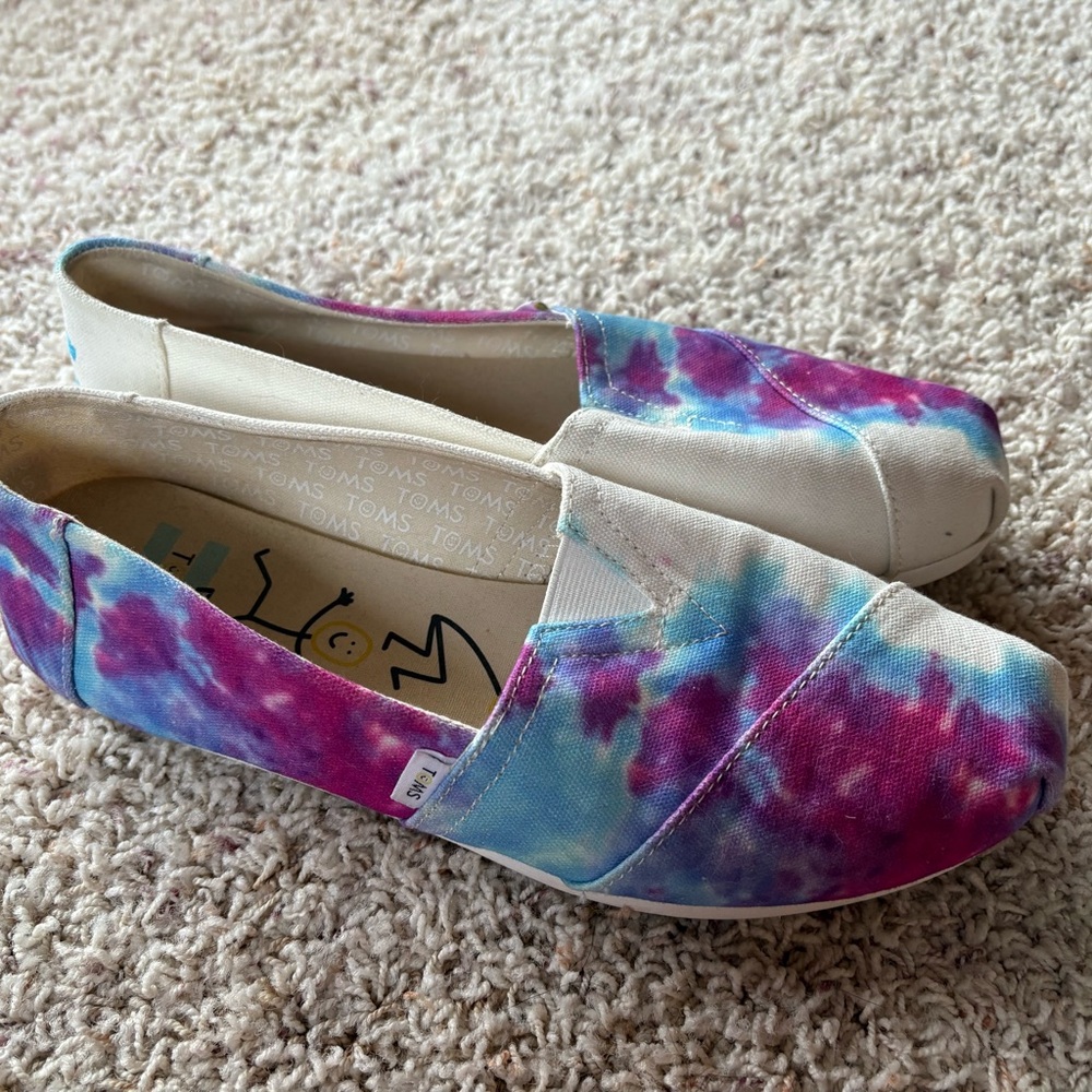 TOMS x Happiness Project tie dye women’s size 9.5